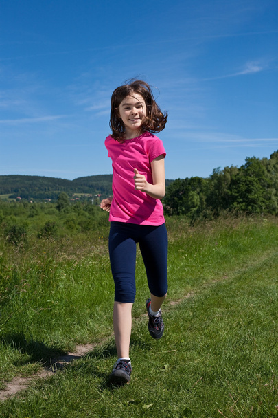 Girl running, jumping outdoors - Foto, afbeelding