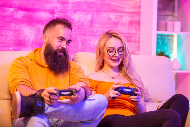 schöne blonde Mädchen lächelt beim Spielen von Videospielen - Foto, Bild