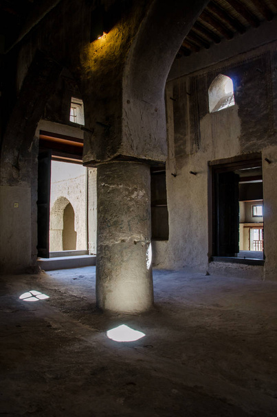 Παρεκκλήσι στο φρούριο Bahla με πυλώνα στο δωμάτιο - Φωτογραφία, εικόνα