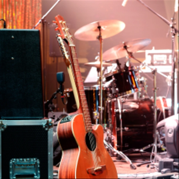 κιθάρα και άλλα μουσικά εξοπλισμού στη σκηνή πριν από την συναυλία - Φωτογραφία, εικόνα