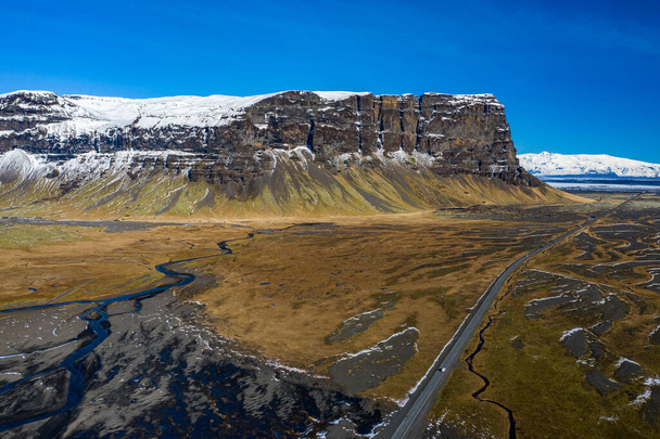 Αεροφωτογραφία των βουνών και της κοιλάδας στην Ισλανδία. - Φωτογραφία, εικόνα