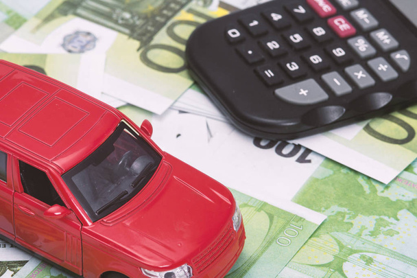 coche rojo y dinero, euros y dólares. concepto de seguro - Foto, imagen