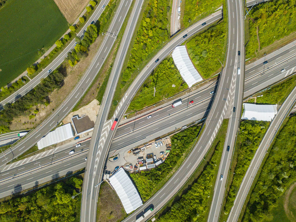 Vue aérienne du grand carrefour autoroutier en Suisse
 - Photo, image