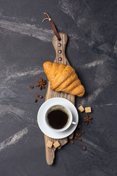 Předkrm křupavý croissant a kávu k chutné snídani - Fotografie, Obrázek