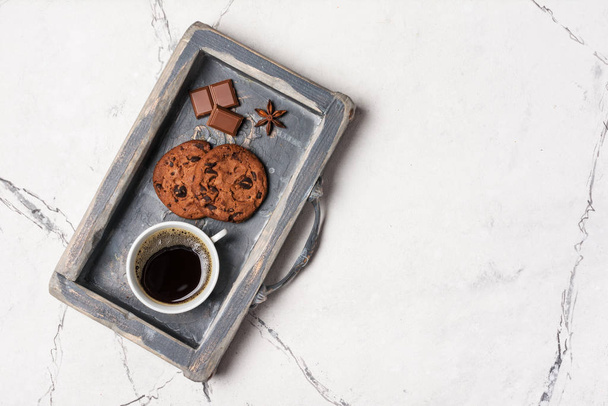 Chocolate chip cookies and coffee for tasty break - Фото, зображення