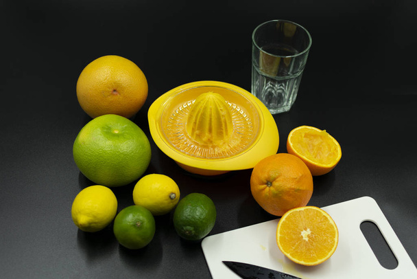 különböző citrusfélék gyümölcslé, szeletelt narancs és préselt narancs  - Fotó, kép