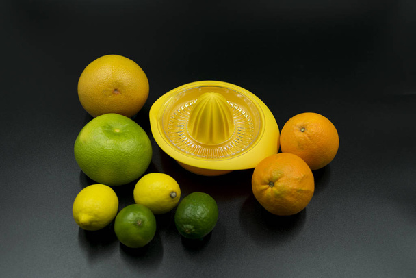 żółty sok cytrusowy z pomarańczami, grejpfrutami, limonkami i cytrynami  - Zdjęcie, obraz