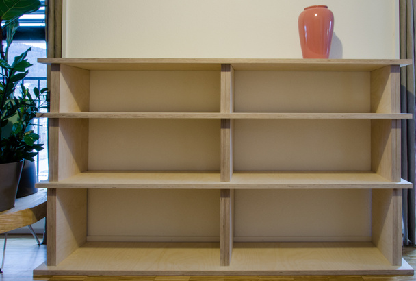 Bibliothèque vide en bois dans un appartement à la maison
 - Photo, image