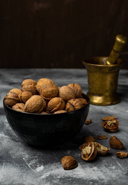 selective focus, harvested walnut in shell - Foto, afbeelding