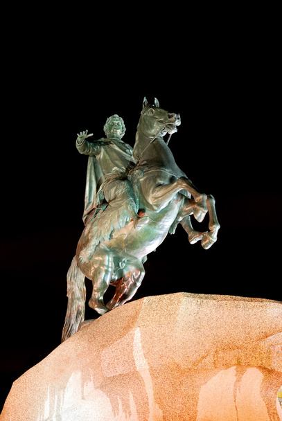 Statue de Pierre le Grand à Saint-Pétersbourg de nuit
 - Photo, image
