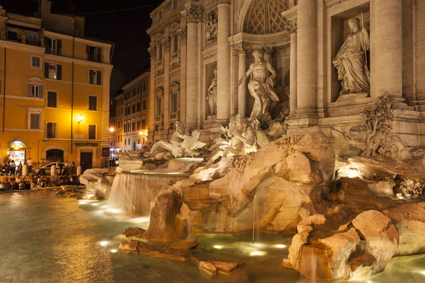 Fontana Di Trevi by night - Zdjęcie, obraz