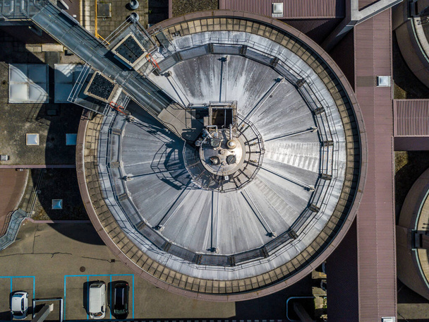  Uitzicht vanuit de lucht op afvalwaterzuiveringsinstallatie in Zwitserland - Foto, afbeelding