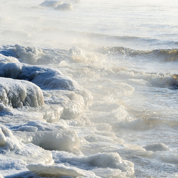 Fagyasztott tengeri kilátással. Hullámok ütő jeges tengerpart - Fotó, kép
