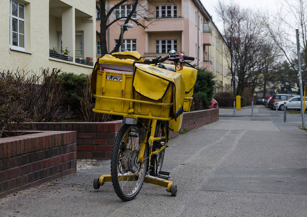 Bicicleta amarela do carteiro no fundo - Foto, Imagem