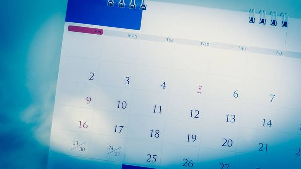 Homályos kék naptár a tervezési koncepcióban. - Fotó, kép
