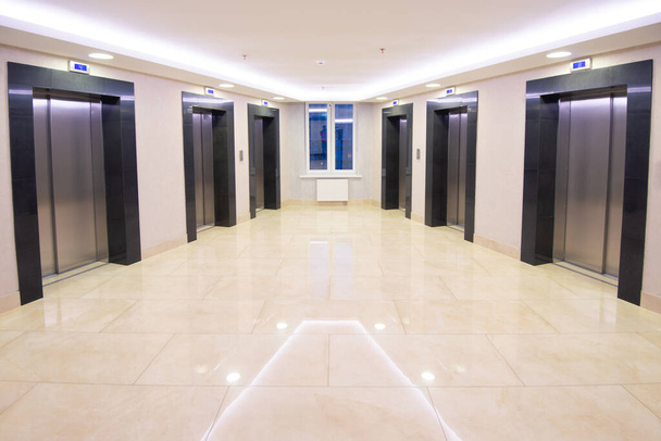 Salle d'ascenseur propre moderne de l'appartement en plein essor
 - Photo, image