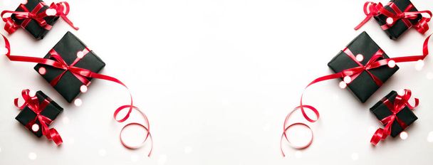 Regalos de Navidad, decoración roja sobre fondo blanco vista superior. Un regalo de Navidad. Vacaciones de Navidad de invierno. Feliz Navidad y Felices Fiestas tarjeta de felicitación, marco, bandera. Año Nuevo. Noel. Puesta plana
 - Foto, imagen