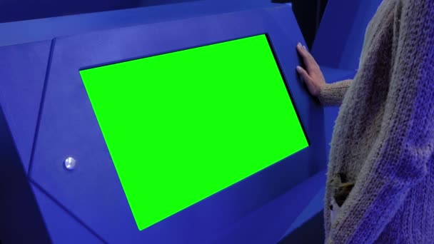 Concept d'écran vert - femme regardant le kiosque d'affichage vert interactif vierge - Séquence, vidéo