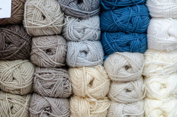 Pile de rouleaux de laine en mercerie
 - Photo, image