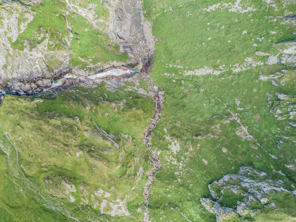 スイスの山の滝の空中ビュー - 写真・画像