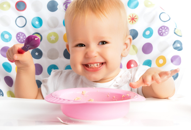 bambino felice mangia se stesso con un cucchiaio
 - Foto, immagini