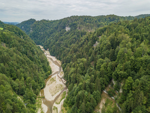 Vista aérea del río Sense salvaje en Friburgo, Suiza
 - Foto, imagen
