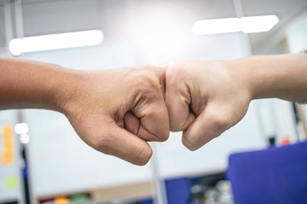 Close-up de duas mãos humanas confronto mostra a amizade de col
 - Foto, Imagem