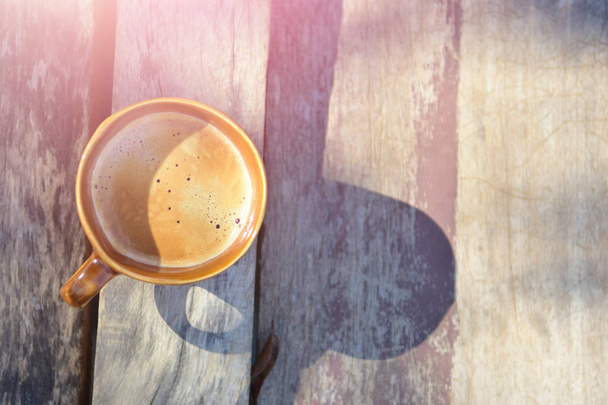 koffie poeder op hout achtergrond in de ochtend - Foto, afbeelding