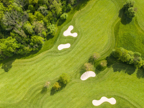 ヨーロッパでのゴルフコースの空中ビュー - 写真・画像