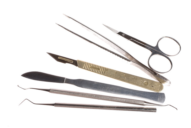 scalpel en andere medische instrumenten geïsoleerd op wit, geen Elft - Foto, afbeelding