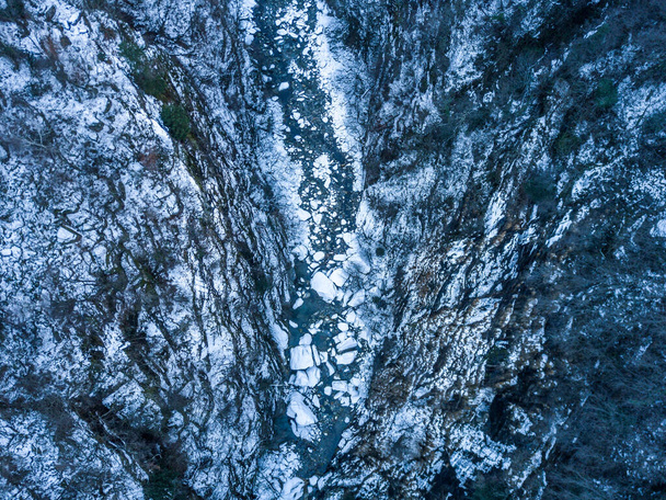 Antenni näkymä lumen peittämä joki syvässä laaksossa
 - Valokuva, kuva