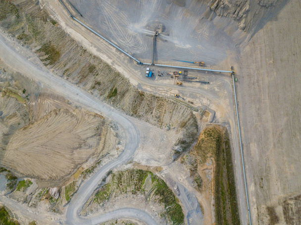 Letecký pohled na pásový dopravník v otevřeném štěrkovém lomu pro přepravu surovin - Fotografie, Obrázek