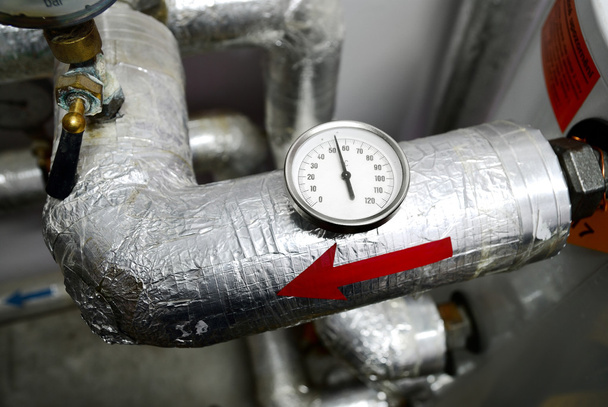 termómetro industrial en una tubería de agua en una sala de calderas
 - Foto, Imagen