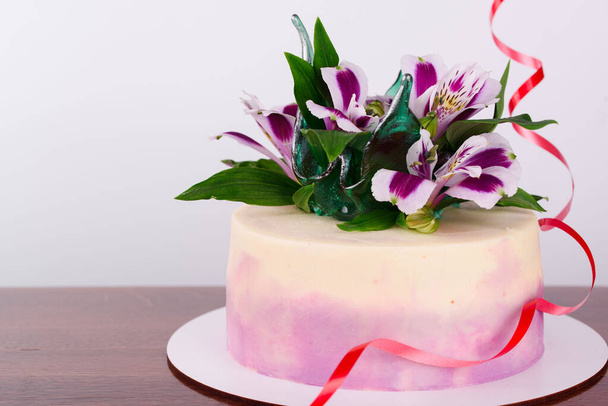 Вкусный красивый торт пропитан нежным кремом, украшенный цветами
. - Фото, изображение