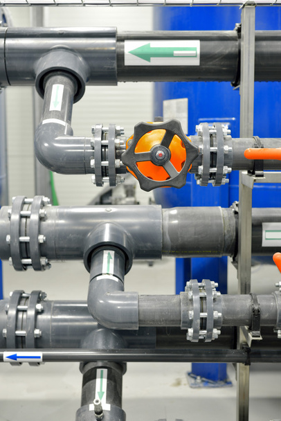 Nuevos tubos de plástico y equipos de colores en la sala de calderas industriales - Foto, imagen