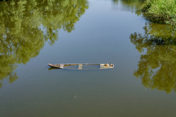 Barco afundado no rio Inn debaixo d 'água com dois patos
 - Foto, Imagem