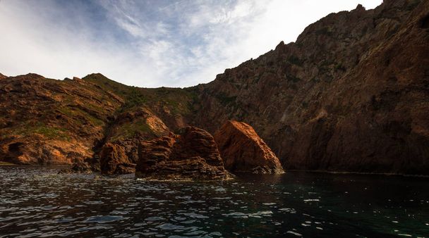 Skaliste wybrzeże morskie na wyspie Malta - Zdjęcie, obraz