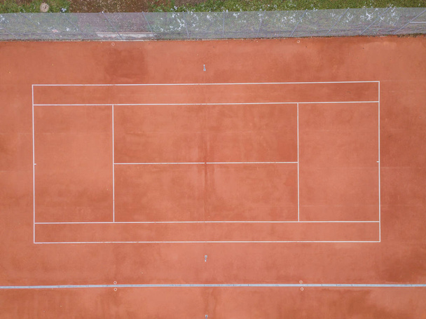 Vista aérea de una pista de tenis vacía en Suiza
. - Foto, imagen