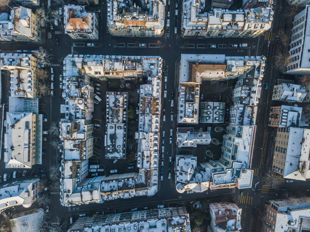 Aerial näkymä kaupunkien korttelin rakennusten ylhäältä
. - Valokuva, kuva