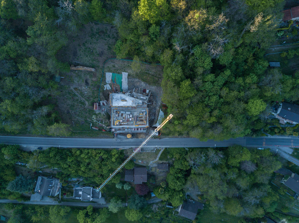Zicht vanuit de lucht op bouwplaats met kraan - Foto, afbeelding