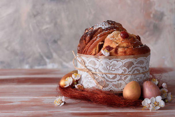 Delicious pastry baking. Easter cake with filling. Quail eggs. Flowers, table, dishes. - Φωτογραφία, εικόνα