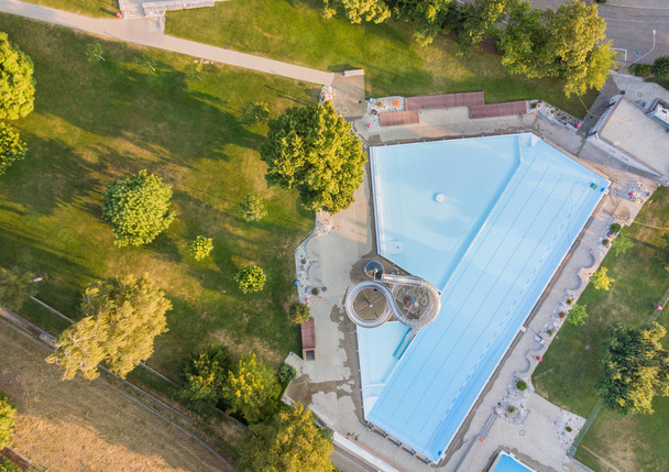 Vista aérea de la piscina pública en Europa
 - Foto, Imagen