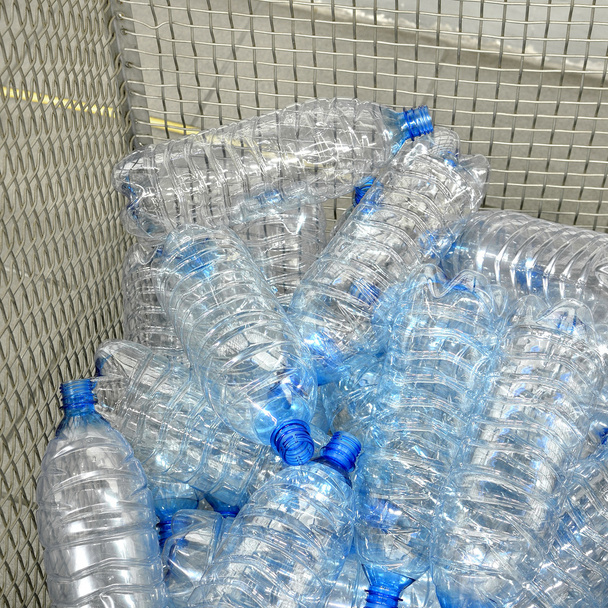 Botellas de plástico usadas y dañadas en un contenedor
 - Foto, Imagen