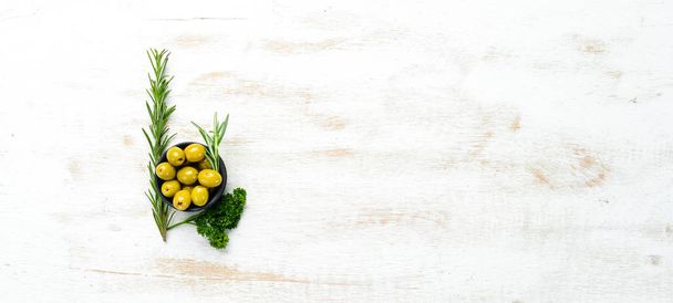 Green olives in a bowl. Top view. Free space for your text. - Foto, imagen