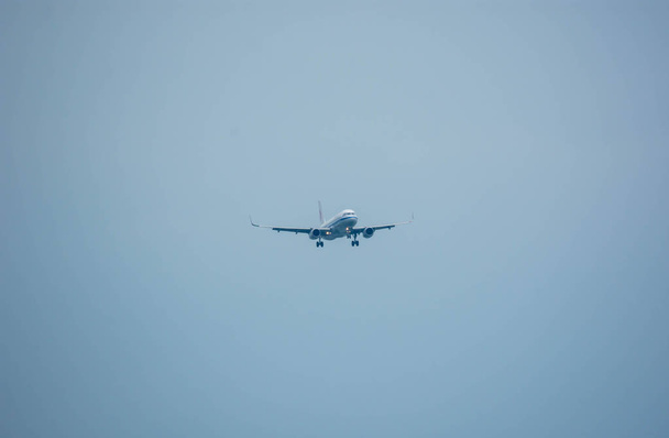 CHANGI SINGAPORE - 27 DICEMBRE: AIRCINA Airlines atterra a Cha
 - Foto, immagini