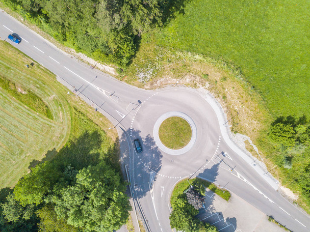 Letecký pohled na kruhový objezd ve švýcarské venkovské oblasti. - Fotografie, Obrázek