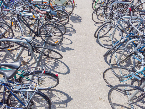 Парковка велосипедов с большим количеством велосипедов в Цюрихе, Швейцария. Экологический вид транспорта для городского образа жизни
. - Фото, изображение