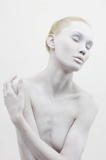 hermosa mujer desnuda en pintura blanca
 - Foto, imagen