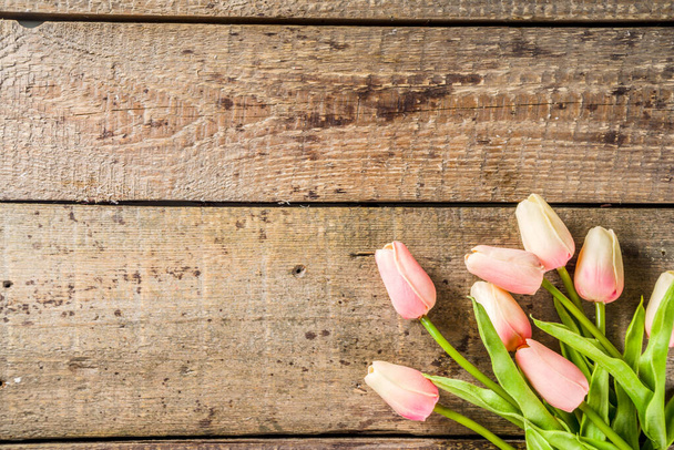 Valentijnsdag achtergrond met zachte tulp bloemen - Foto, afbeelding