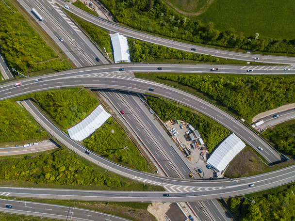 Вид с воздуха на пересечение автомагистралей в Цюрихе, Швейцария
 - Фото, изображение